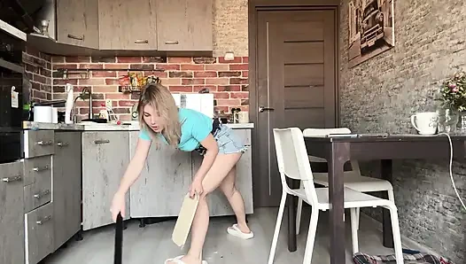 Temizlikçi kadın dayanamadı ve şortunu ıslatıyor