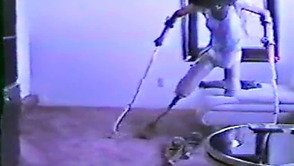 Dak taklidi yapan kadın protezle ayağa kalkmaya çalışıyor