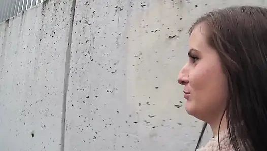 Güzel 20 yaşındaki orospu iki yabancı tarafından sevişiyor