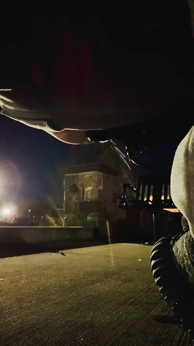 Kalabalık bir halka açık alanda işiyor