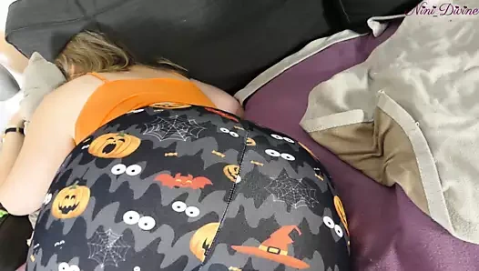 Üvey kardeşim cadılar bayramı için daha fazla şeker ve büyük bir penis istiyor!