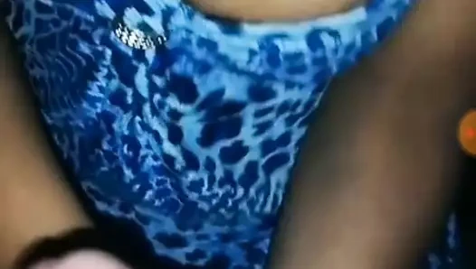 O mastubates ve aynı anda onu parmak