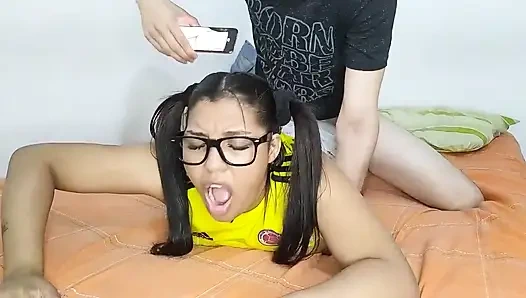 Amatör porno "Kolombiyalı üvey kız kardeş, kocası ABD'ye bir geziye gittiğinde ve üvey erkek kardeşini d yapmaya davet ettiğinde ateşli