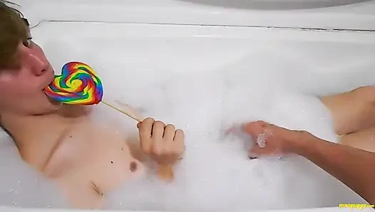 Küvette yaş oyun mastürbasyonu