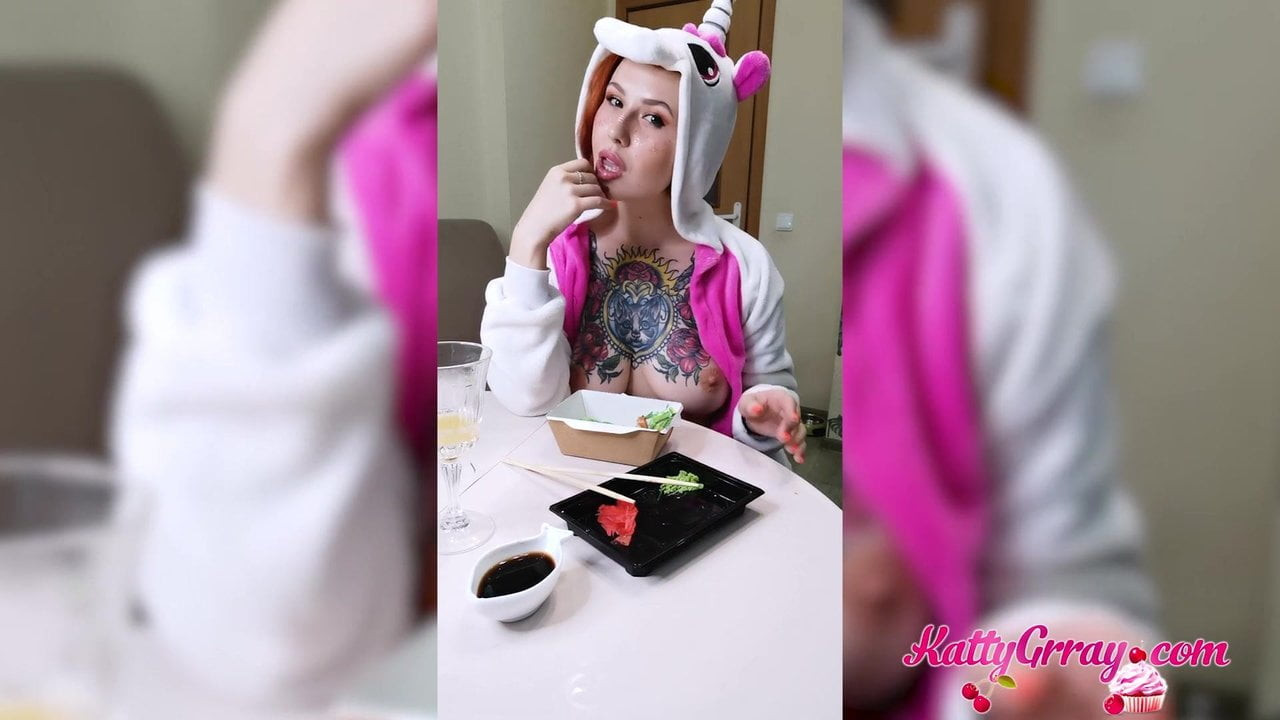 Güzel bebek cinsel olarak yemek yiyor ve göğüslere masaj yapıyor - yemek fetişi