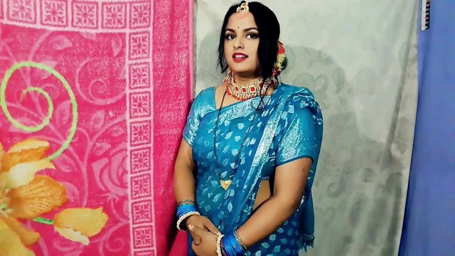 The sister-in-law was going to her friend's wedding, then when she came back, the brother-in-law was shaking the panna land, then the sister-in-law saw it and started sucking the brother-in-law's