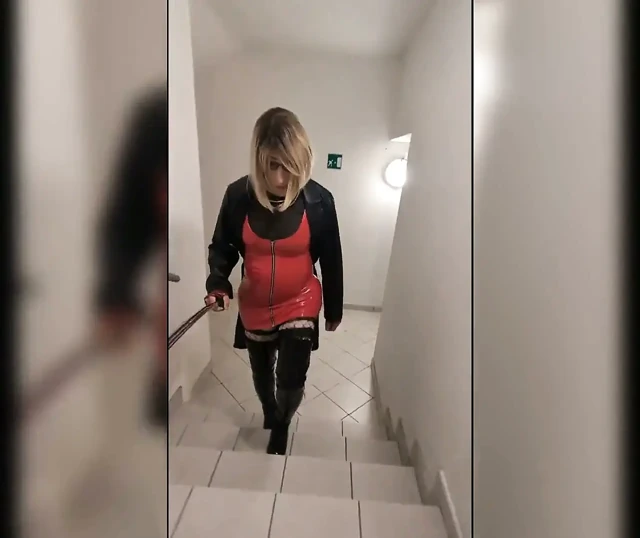 Park evinde yürüyüş, overknee çizmeli sarışın, kırmızı pvc elbise ve uzun deri ceket
