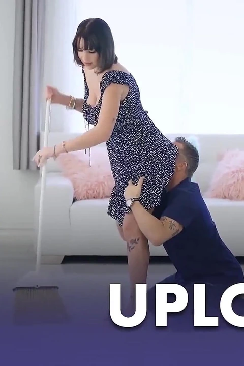 Две симпатичные миниатюрные юные девушки трахают всю мебель в доме - вечеринка свободного использования