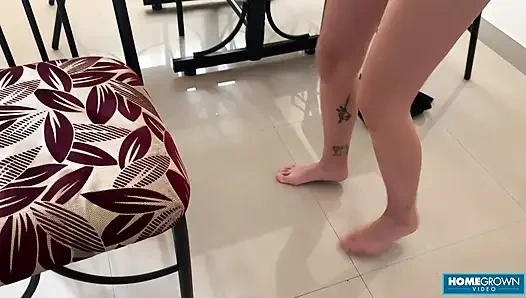 Sarışın kız sevgilisini derine alıyor bakış açısıyla yarak emiyor ve sikişiyor