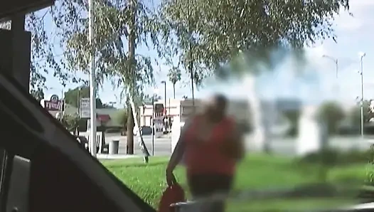 Göt egzersizlericene-3 esmer ince götlü orta yaşlı seksi kadın ağzında büyük bir yarağın tadını çıkarıyor