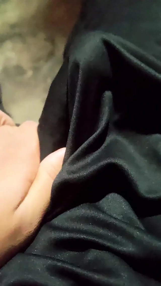 Solo yarak ovuyor ve üzerinde kıyafetle mastürbasyon yapıyor