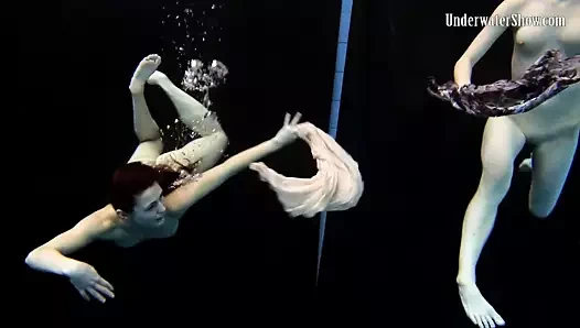 İki kız yüzmek ve çıplak seksi olsun