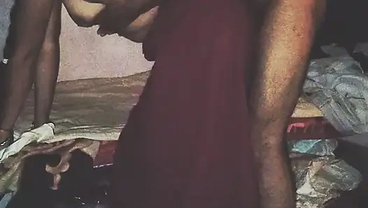 Hintli çift sari içinde ateşli romantizm yaşıyor