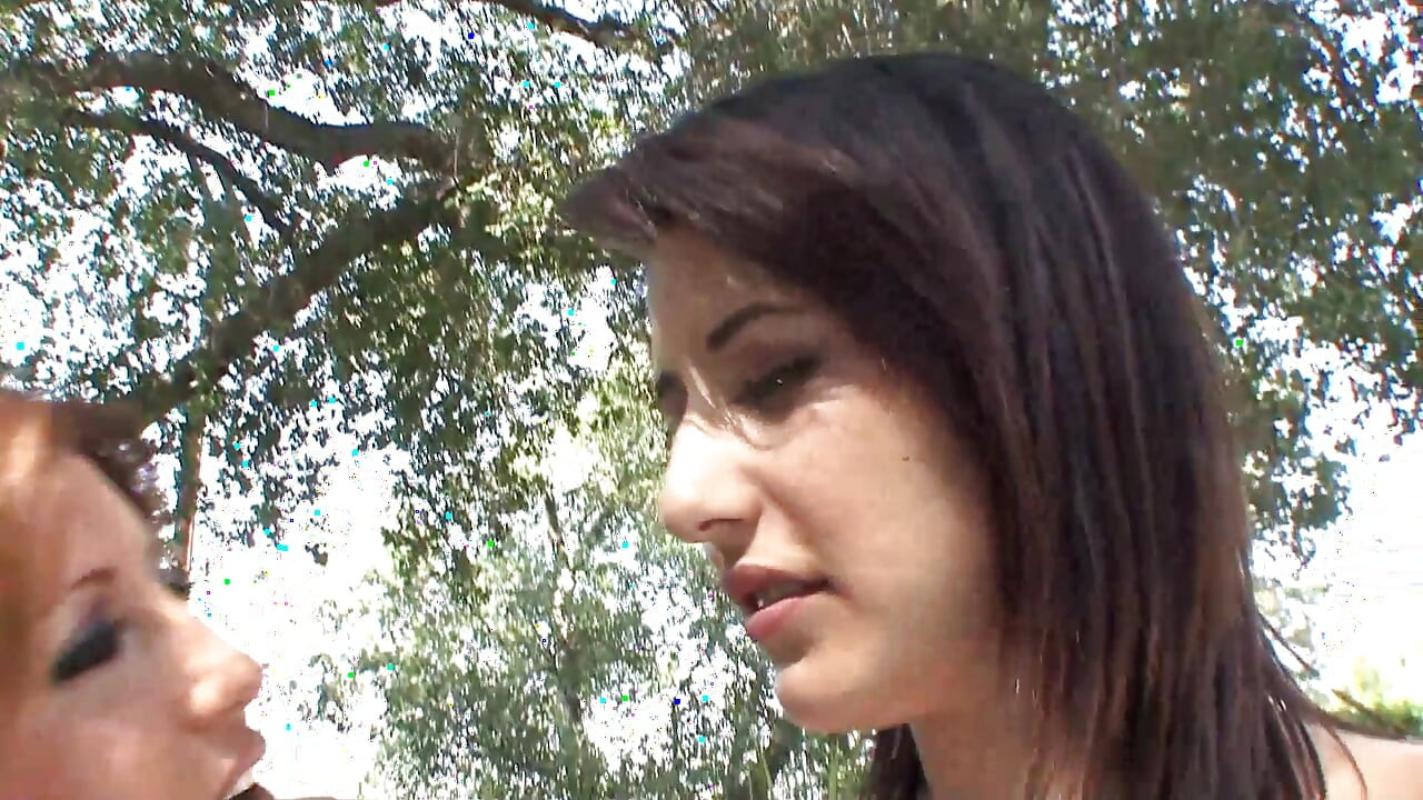 Azgın orta yaşlı seksi kadın genç lezbiyen kızla oynuyor
