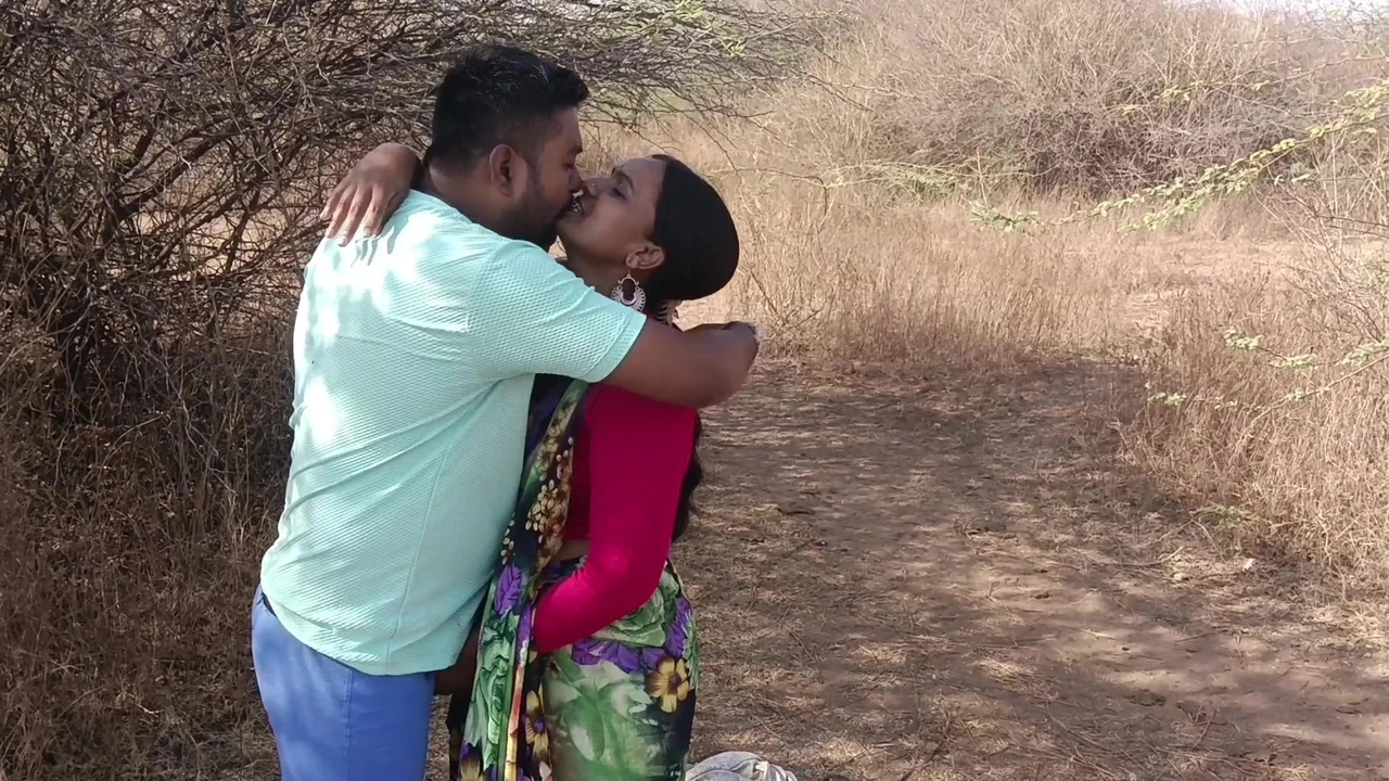 देसी भारतीय मराठी कविता वाहिनी जंगल में साड़ी में पति को धोखा दे रही है