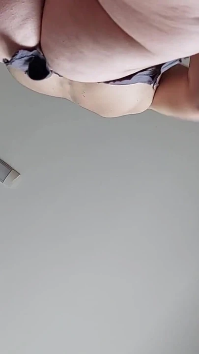 Ключевой момент из "Сексуальная жена готовит завтрак голышом на кухне в любительском видео".