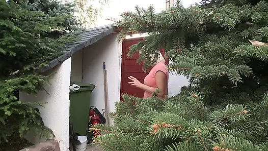 Ateşli Sarışın Komşu Oturma Odasında Sert Sikiliyor