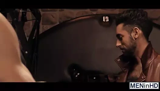 Paddy kendini massimo piyanolarının dar deliğinde bulur