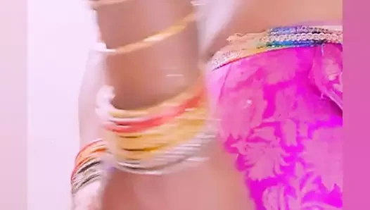 Hint transeksüel hema gösteren ona etek ve curated kedi