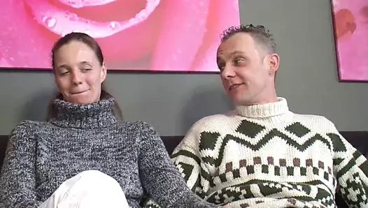 Rosali fickt mit Ihrem freund und seinem Vater auf der Porno Couch