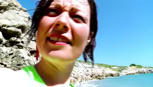 Esmer genç kız sikişmek için plaja götürüldü