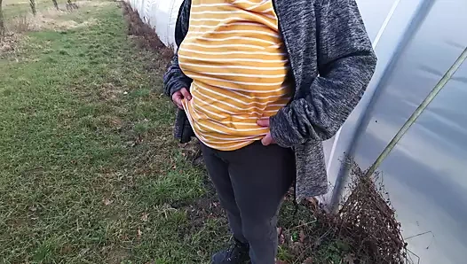 Çıplak memeler açık havada sert tokatlıyor