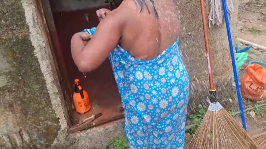 Ateşli üvey anne açık havada banyo yapıyor