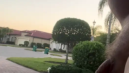 Garaj yolunda çıplak