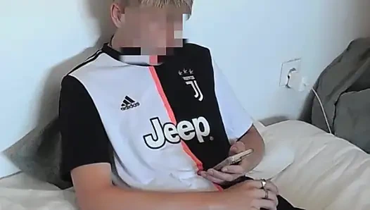 Futbol erkek kardeş yatakta mastürbasyon yapıyor