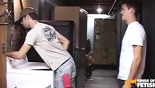 Adam çamaşır makinesini tamir etmeye gelen bir adam tarafından götünü parçalıyor