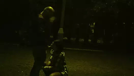 Sapık çift halka açık bir parkta birlikte mastürbasyon yapıyor