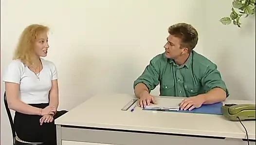 Alman sarışın orta yaşlı seksi kadın yarağına biniyor