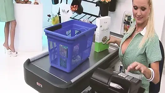 Ateşli dükkan üçlü grup seks sahnesi 1: iki azgın dükkan asistanı dükkanda bir müşteriyle seks yapıyor