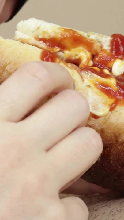 Эмоциональный момент из "Член закончился в моем специальном хотдоге"