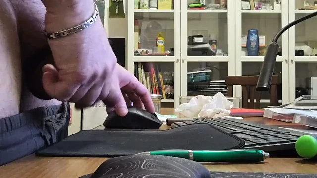 Ofiste çok güzel, masada ücretsiz bir su sıçrama var