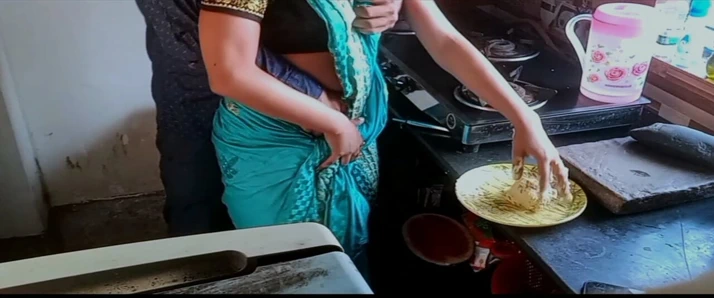 Komşu ev hanımı kayınbiraderi tarafından sikiliyor