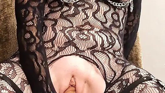 Ateşli orta yaşlı seksi kadın yapay penisin tadını çıkarıyor