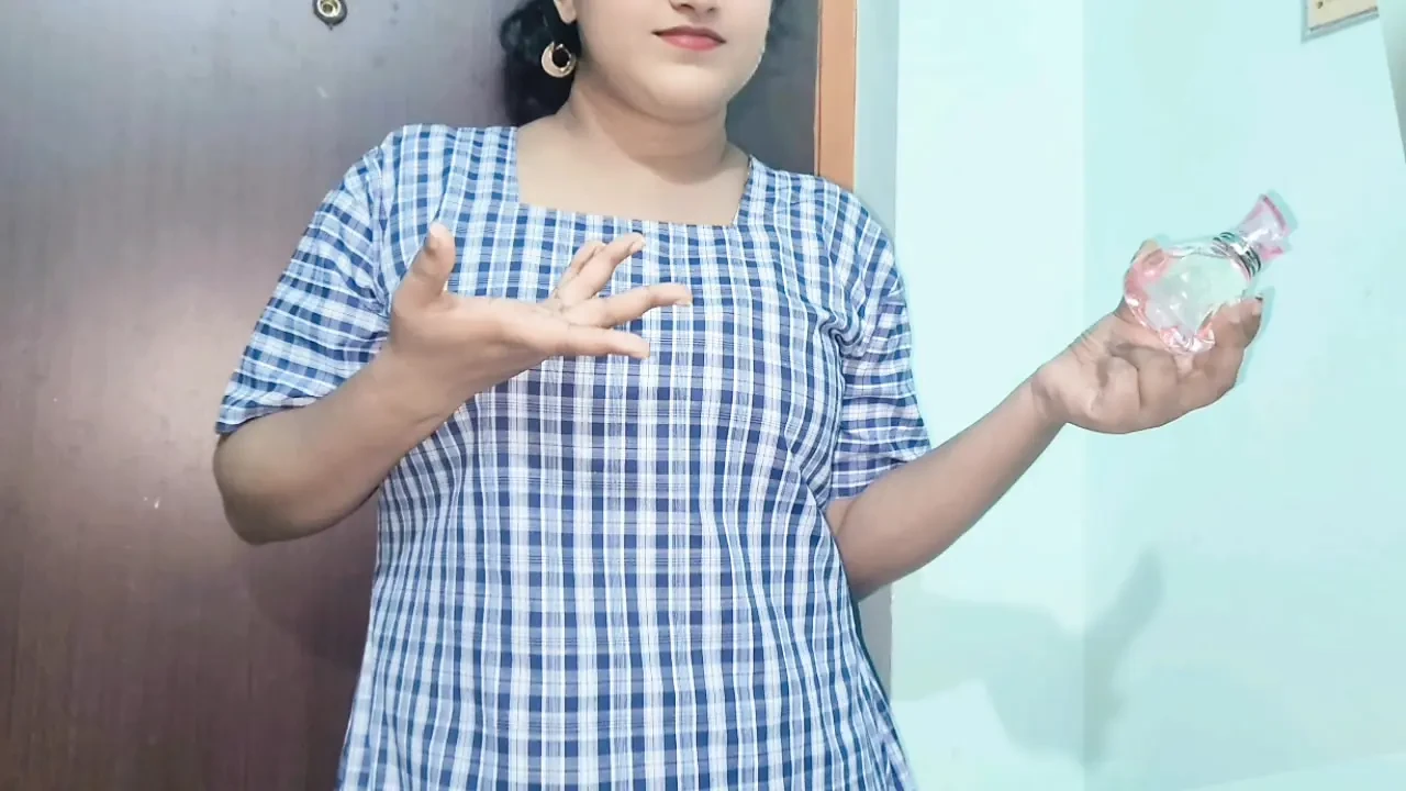 Masum Hintli üniversiteli kız komşusu tarafından baştan çıkarılıyor