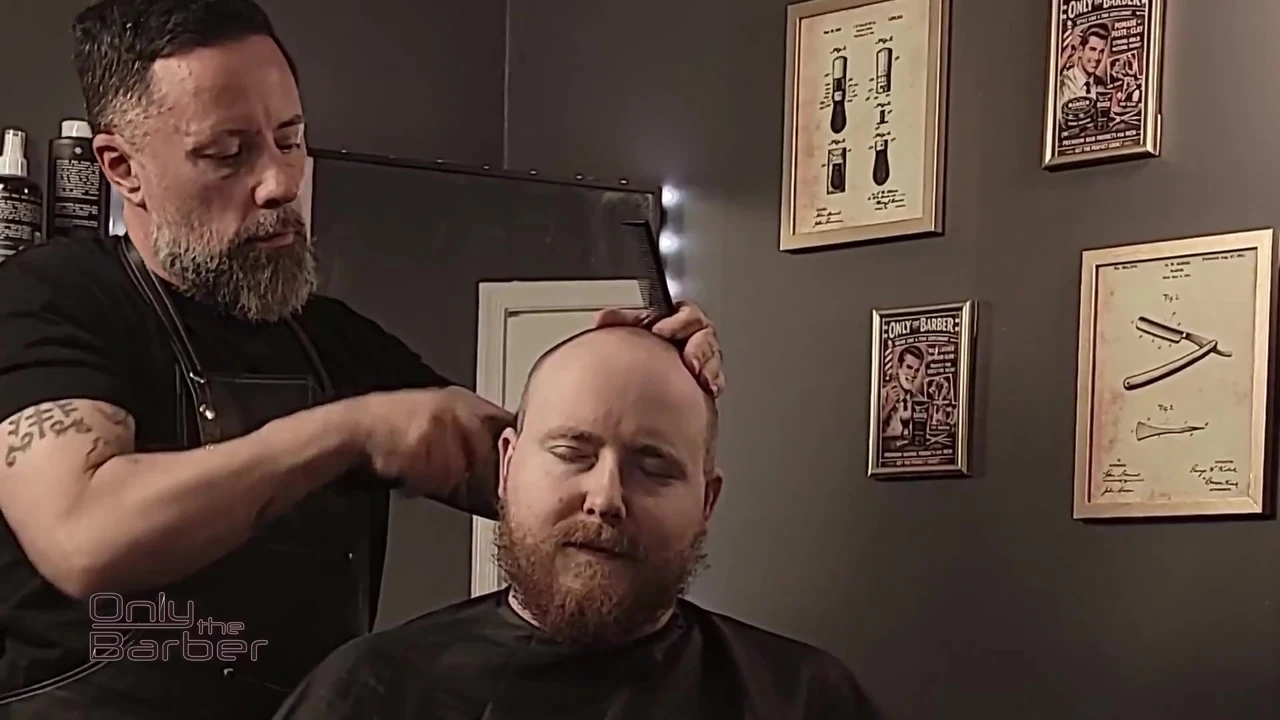 Porno gay de barbería: un barbero y un oso se ponen a follar