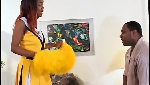 Güzel memeli siyah ponpon kız yatakta tatlı sikişten sonra boşalıyor