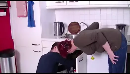 Olgun yarak ve olgun amcık mutfakta yalıyor