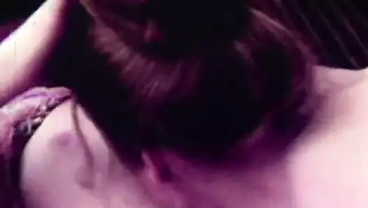 Üvey kız yalıyor Üvey anneler kedi için orgazm (1970'lerin bağbozumu)