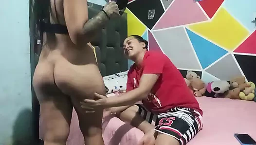 Karım işimle meşgul olduğumu göremiyor çünkü hemen ona dikkatimi vermemi ve onu sikmemi istiyor