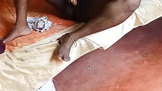 Yatak odasındaki bayan muz yiyor