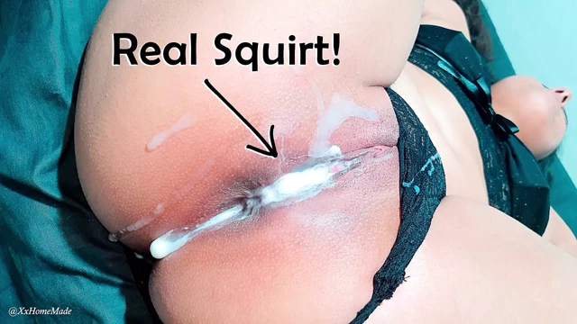 Что выходит из ее киски?