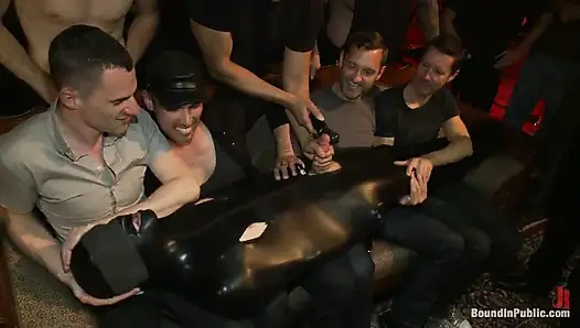 Büyük yaraklı köle herkesin içinde aşağılanıyor ve döl festivalinde yakalandı.