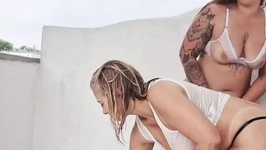 Ben ve Dai Belan, neredeyse çıplak, dairenin balkonunu yıkıyorduk ve komşular bizi izliyordu