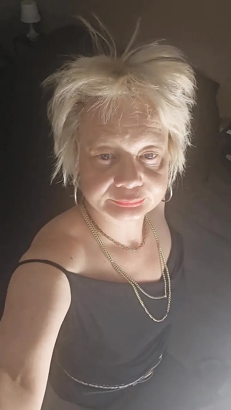 Senin olgun, azin MILF'in büyük penisini bekliyor.