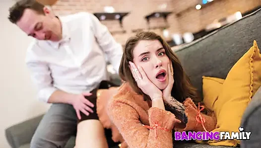 Sikişen aile - minyon üvey kız üvey babasıyla anal seks yapıyor