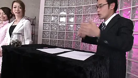 Bu tv sunucusu genç Asyalı modelleri nasıl manipüle edeceklerini biliyor